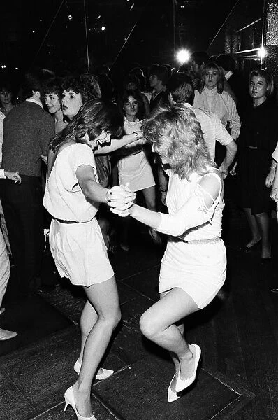 People having a fun at 'Scarletts'club. 1983