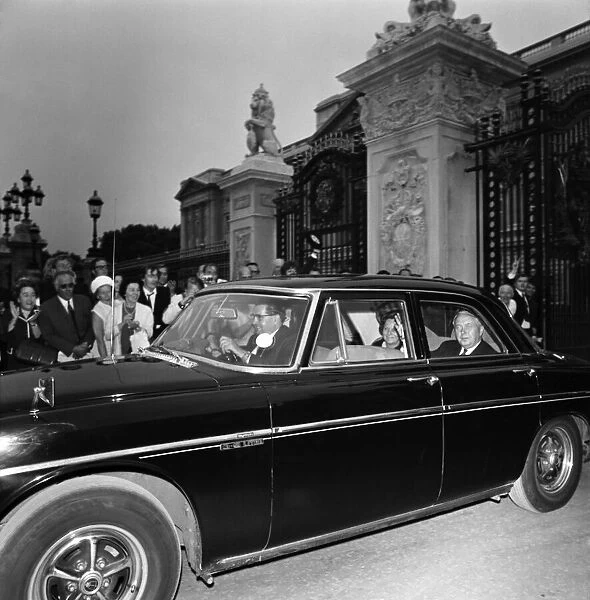 Politics: Wilson and Heath. Harold Wilson and wife leave Buckingham Palace after his