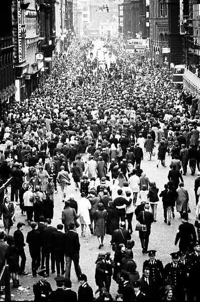 Premier of 'A Hard Days Night', crowds gather to catch sight of The