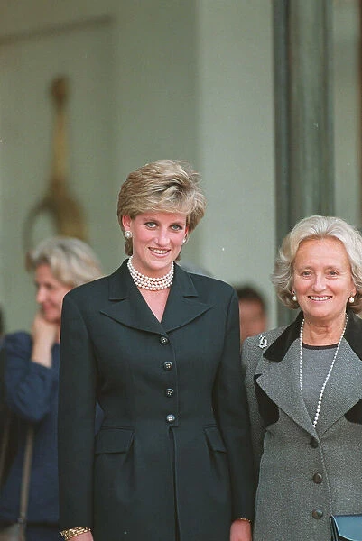 PRINCESS DIANA WEARING BLACK SUIT AND NECKLACE SMILES DURING A VISIT TO PARIS 27  /  09  /  1995