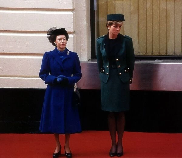 Princess Margaret and Princess Diana October 1990 wait to greet the Italian