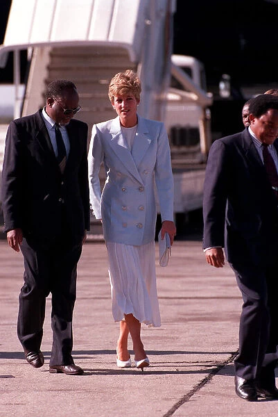 PRINCESS OF WALES ARRIVES FOR VISIT TO RED CROSS CHARITY PROJECT IN ZIMBABWE - JULY 1993