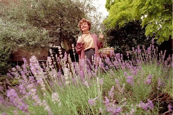 Prunella Scales at home - 24  /  06  /  1997
