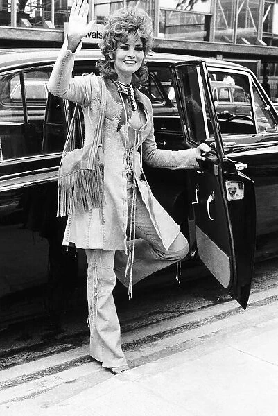 Raquel Welch Actress - May 1970 Waving as she steps into taxi after arriving