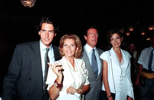 ROGER MOORE WITH WIFE LOUISA MOORE AND THEIR CHILDREN GEOFFREY MOORE AND DEBORAH MOORE