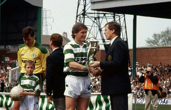 Roy Aitken & Billy McNeill with trophy May 1988
