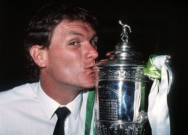 Roy Aitken kissing Scottish Cup trophy May 1989