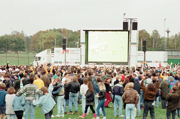 Rugby Fans watching the 1991 Rugby World Cup Final between Australia & England on an