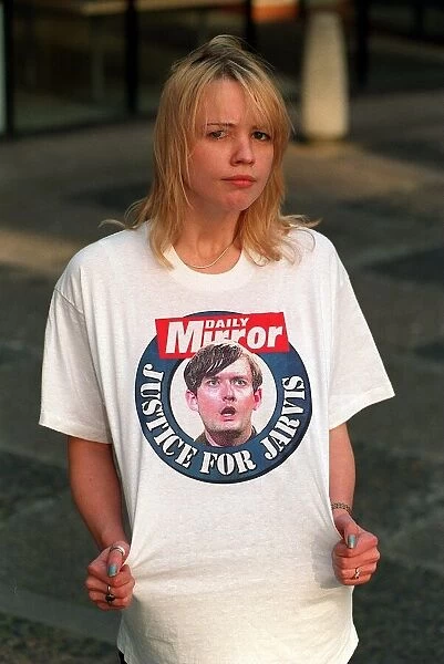 Sara Cox TV presenter of The Girlie Show wearing a Daily Mirror Justice For Jarvis T