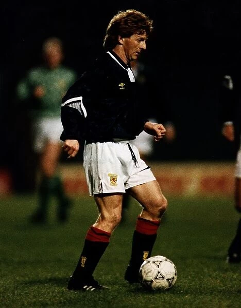 Scotland v Northern Ireland, 19 February 1992 Gordon Strachan of Scotland dribbling