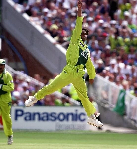 Shoaib Akhtar takes Chris Harris wicket June 1999 during the World Cup semi