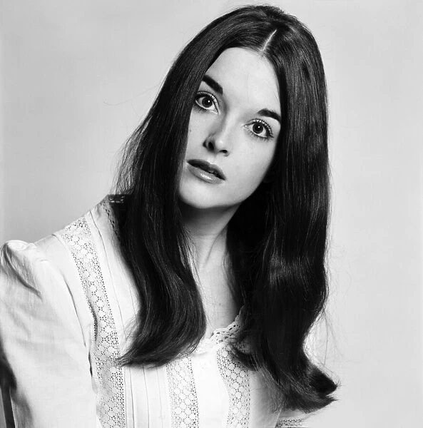 Singer  /  Model: Diane Solomon. March 1975 75-01367