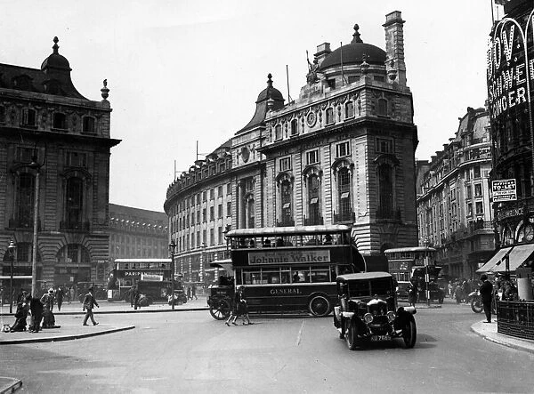 Steet scene showing the traffic in Picadilly Circus, Central London. Circa 1925