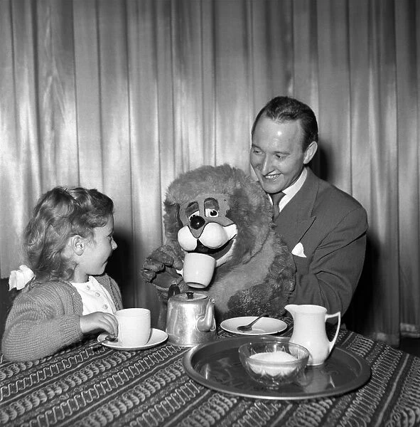 Terry Hall with Lennie the Lion. 1954 A401-006