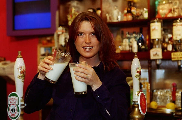 Tina Hobley Actress March 98 Coronation Streets barmaid Samantha