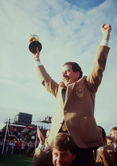 Framed Print : Sam Torrance Lifts The Trophy Print, 1985 Ryder Cup