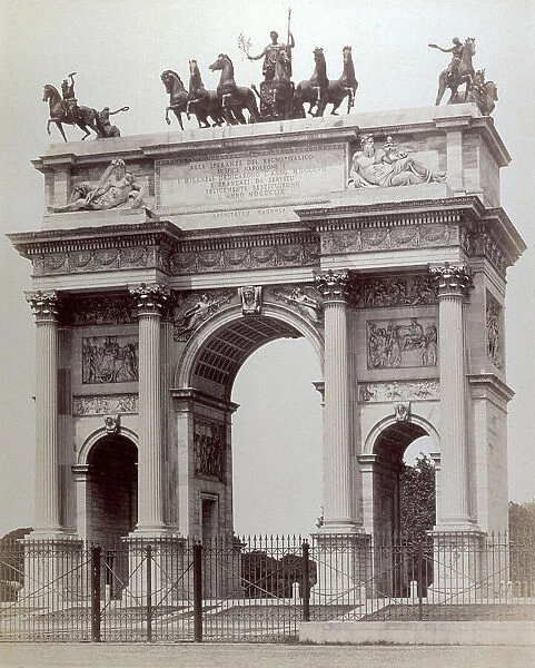 Close-up of the Arco della Pace in Milan. Clearly visible are the reliefs and the bronze sculpture on the top