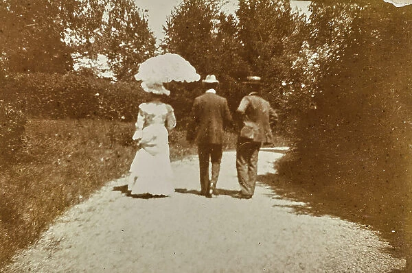 Engineer Emilio Segr and the Greppi spouses in the San Prospero countryside