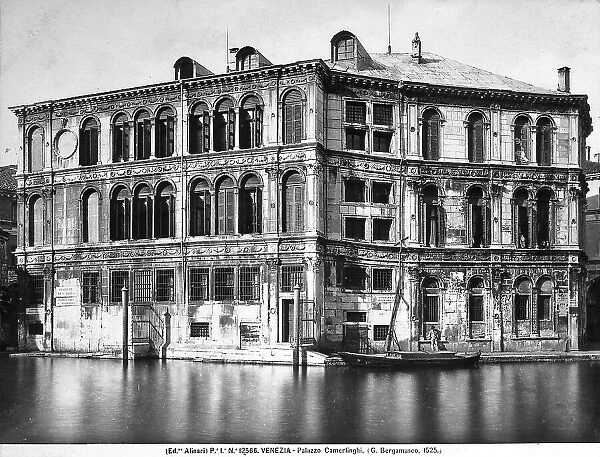 Faade of Palazzo Camerlinghi, an elegant Renaissance building probably built by Guglielmo Bergamasco. Venice