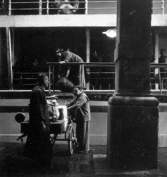 Loading of luggage on the ship Kedmah which, after the war, led the Jewish population from Europe to Palestine