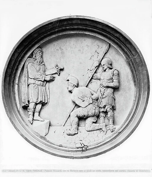 Medallion with a bas-relief of a barbarian king with its foot, a won, Bertoldo di Giovanni (1420 ca.-1491), Courtyard of Palazzo Medici Riccardi, Florence