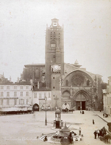 Place St.Etienne in Toulouse, dominated by the imposing cathedral