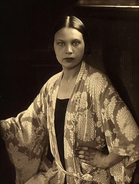 Portrait of Wanda Wulz with kimono robe
