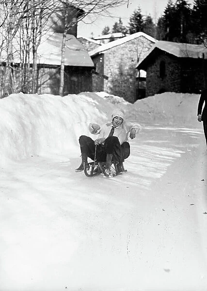 Snow Abetone: two girls on sled