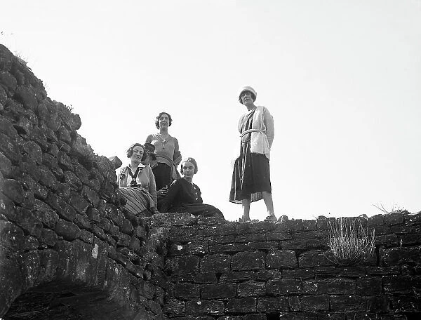 Trip to the Fortress of Cerbaia: group portrait of women among the ruins
