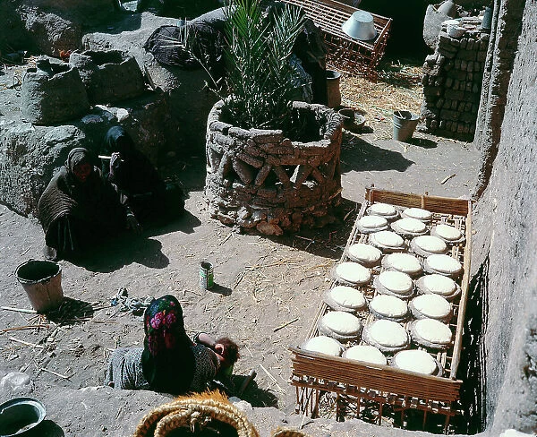 Upper Egypt, Luxor, in the village of Gurna in the patios of the houses the women spin wool with rudimentary tools and let the bread rise in the sun