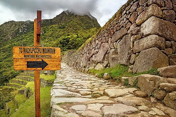 Peru, Machu Picchu, Inca trail and sign to Machu Picchu mountain