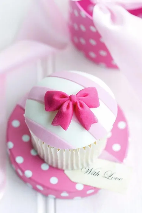 Framed Print : Cupcake in a Gift Box Print