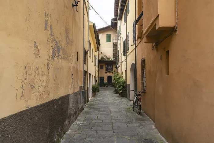 Framed Print : Alte, gemütliche Straße in Lucca Print, Italy Framed Print : Alte, gemütliche Straße in Lucca Print, Italy