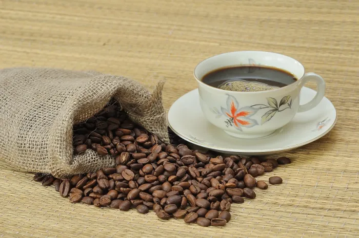 Framed Print : Freshly Ground Coffee Print: Beans and Cup Framed Print : Freshly Ground Coffee Print: Beans and Cup