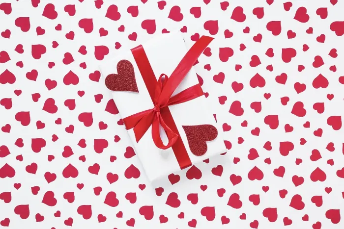 Framed Print : Gift Box with Red Hearts Table Print Framed Print : Gift Box with Red Hearts Table Print