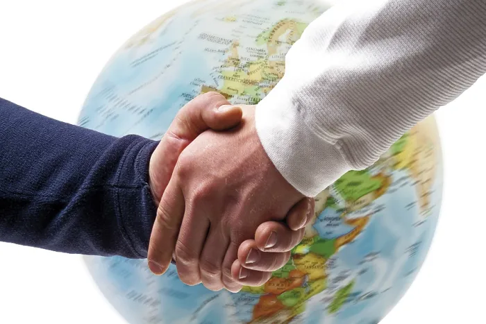 Framed Print : Handshake in front of a globe Print