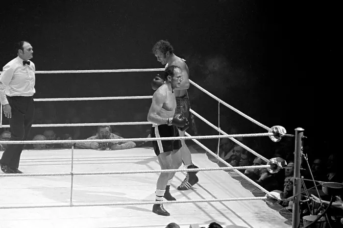 Framed Print : Henry Cooper v Joe Bugner Print, 16 March 1971