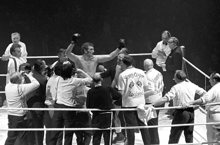 Framed Print : Henry Cooper v Joe Bugner Print, 16 March 1971 Framed Print : Henry Cooper v Joe Bugner Print, 16 March 1971