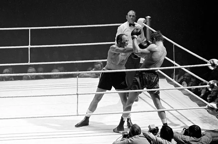 Framed Print : Henry Cooper v Joe Bugner Print, 16 March 1971 Framed Print : Henry Cooper v Joe Bugner Print, 16 March 1971