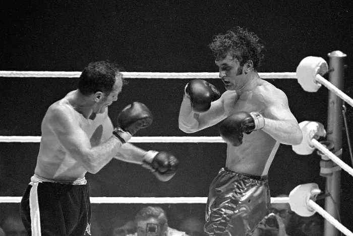 Framed Print : Henry Cooper v Joe Bugner Print, 16 March 1971 Framed Print : Henry Cooper v Joe Bugner Print, 16 March 1971