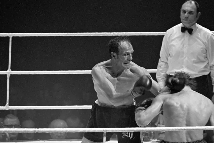 Framed Print : Henry Cooper v Joe Bugner Print, 16 March 1971