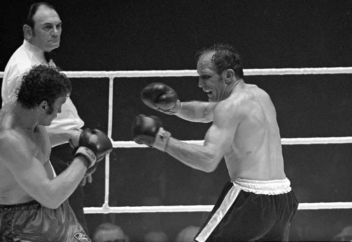 Framed Print : Henry Cooper v Joe Bugner Print, 16 March 1971 Framed Print : Henry Cooper v Joe Bugner Print, 16 March 1971