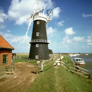 Prints of Explore England - Iconic Landmarks and Places to Visit: Explore the East of England: Coast, Countryside and Travel