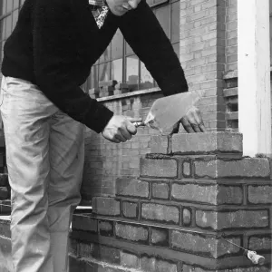Lehrling im Maurerhandwerk an der Vorbereitungslehre in Swindon, 1963. Lehrling im Maurerhandwerk an der Vorbereitungslehre in Swindon, 1963.