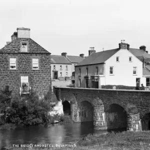 Die Brücke und das Hotel, Bushmills. Die Brücke und das Hotel, Bushmills.