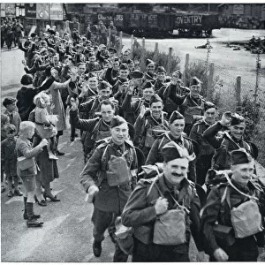 British soldiers smiling as they leave for France, Sept 1939