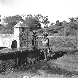 Carrying water from a well, Mandu, India
