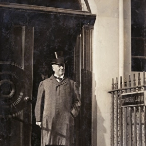 Lord Rosebery leaving the Liberal League building
