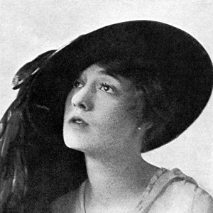 Mrs Benedict Birkbeck wearing a Bersaglieri hat, WWI