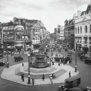 Piccadilly Circus and the Statue of Eros, London Print 1930s